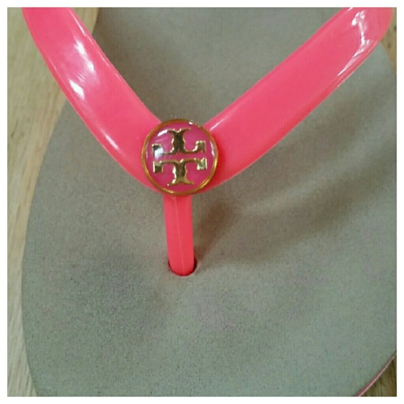 Tory Burch neon flip flops 5.5 - Picture 3 of 4